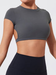 Cropped Fitness with Open Back and Short Sleeves – Fixed Straps and Bold Style