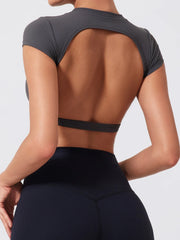 Cropped Fitness with Open Back and Short Sleeves – Fixed Straps and Bold Style